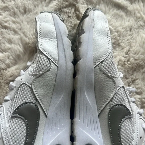 Nike Women's Air Max White and Gray Sneakers 8.5 - Picture 5 of 8